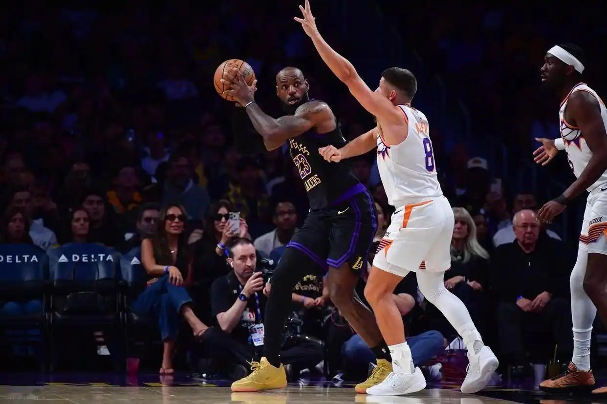 湖人主场101-73大胜太阳，这场看似普通的常规赛，却让斯台普斯中心响起了久违的