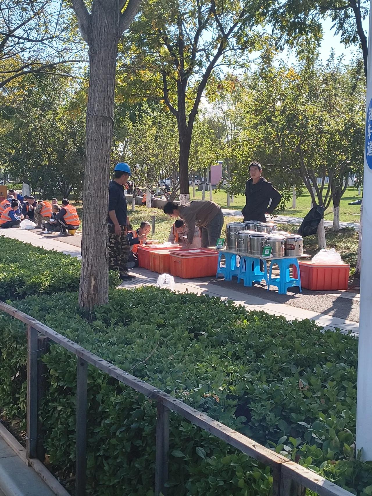 今天在天津国家海洋博物馆侧门空地上，看到不少附近工地的建筑工人在这里吃中午饭。