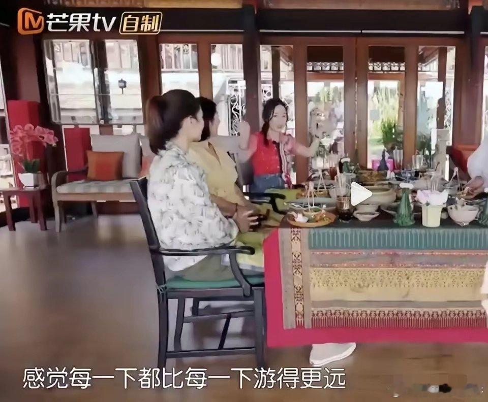 霍思燕曾在节目上说：我喜欢喝酒，一喝醉，就喜欢在家里游泳，客厅里。谢娜好奇：怎么