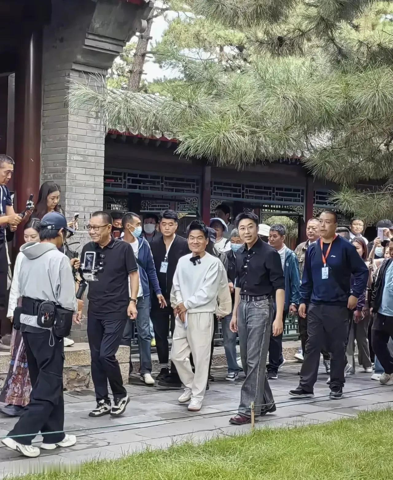 说实话，他现在比娱乐圈的明星都爽。那些明星有的，他都有，他有的，别人不一定有。他