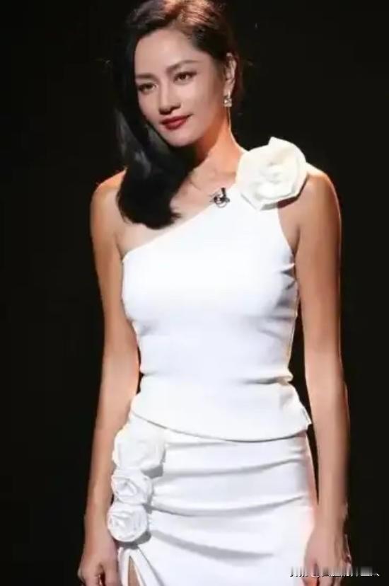 1998年，罗中旭发生车祸，差点瘫痪，女友瞿颖为他端屎端尿。在病床上，罗中旭感动