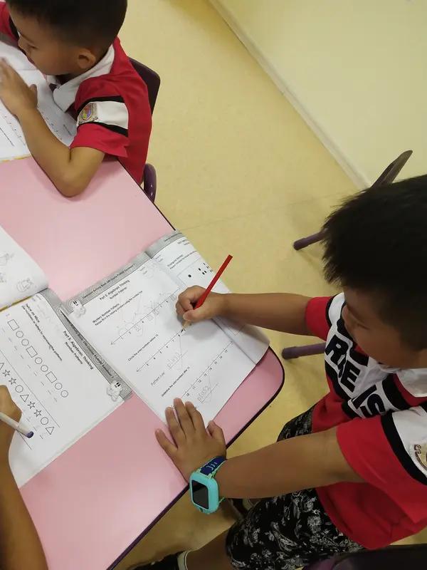 学校搞快慢大小班教学，这想法挺有创新的。快班能让学习能力强的学生加快进度，挑战更