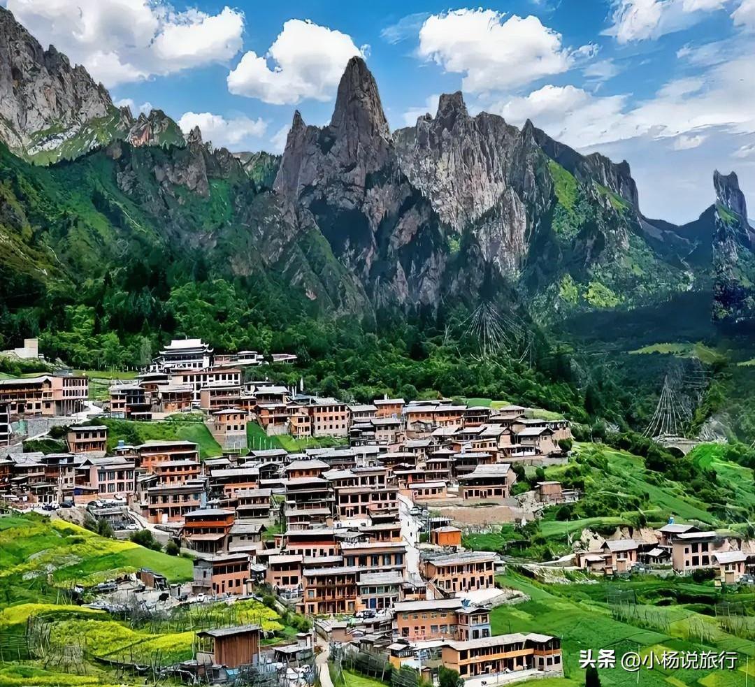 我国最适合一个人去散心的10个地方，看看你去过几个？

1. 甘肃扎尕那：晨雾中