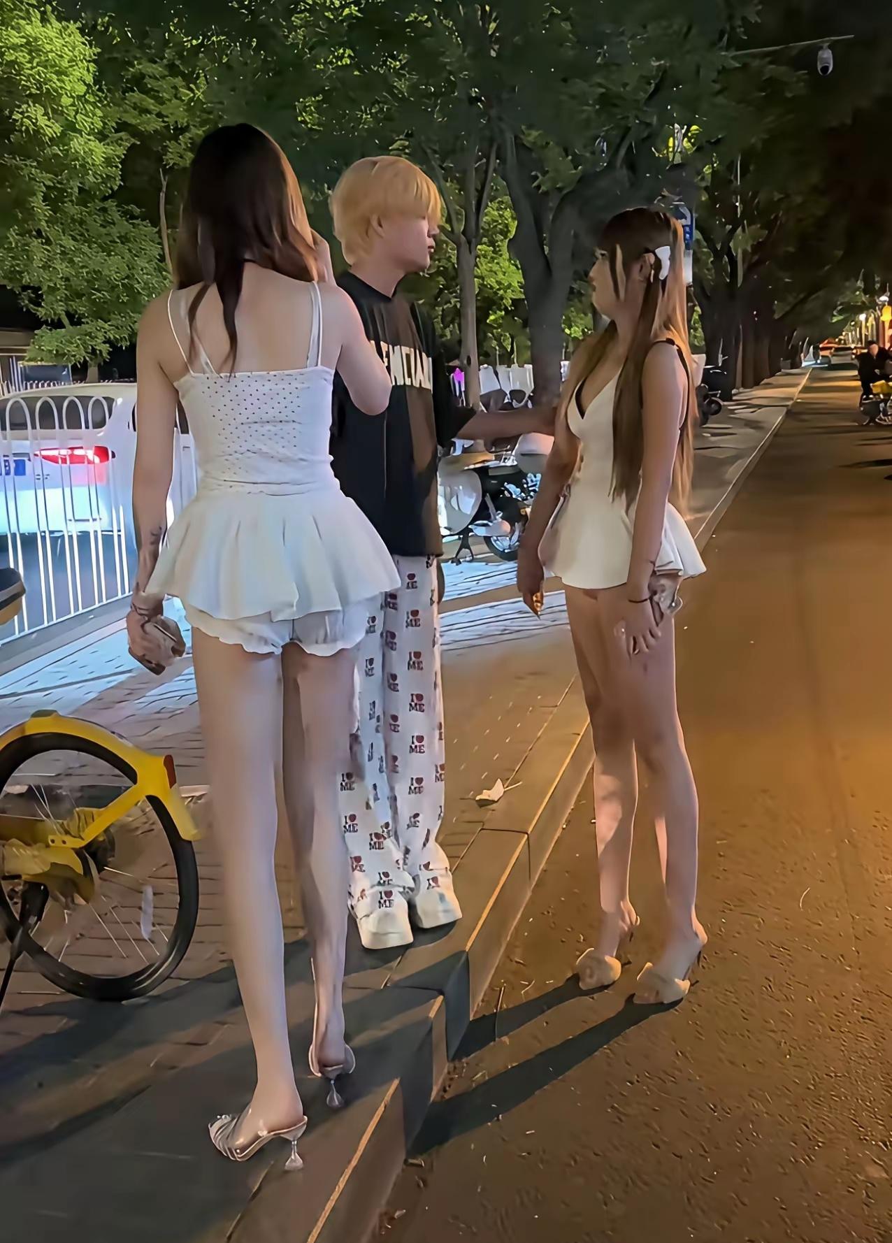为什么精神小妹就是爱黄毛，世界发展几十年了还是如此，过去十几二十年前，染黄毛是时