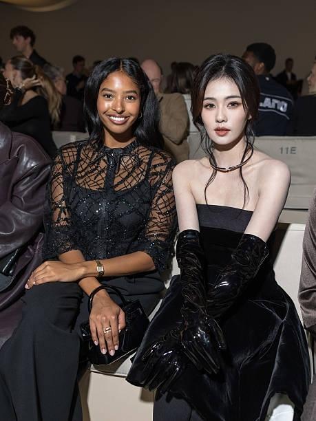 科比女儿与白鹿在时装周同框！

科比大女儿遗传了父母的优秀基因，她在母亲的支持下