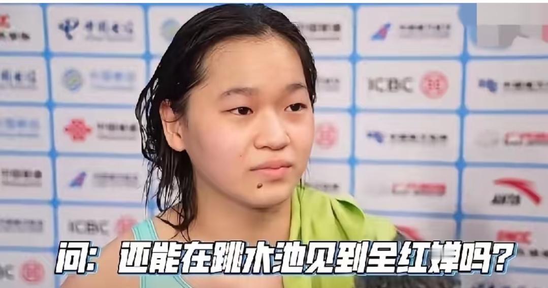 隔着屏幕都想怼回去！
记者把话筒怼到运动员脸上：“没拿冠军不觉得尴尬吗？” 
