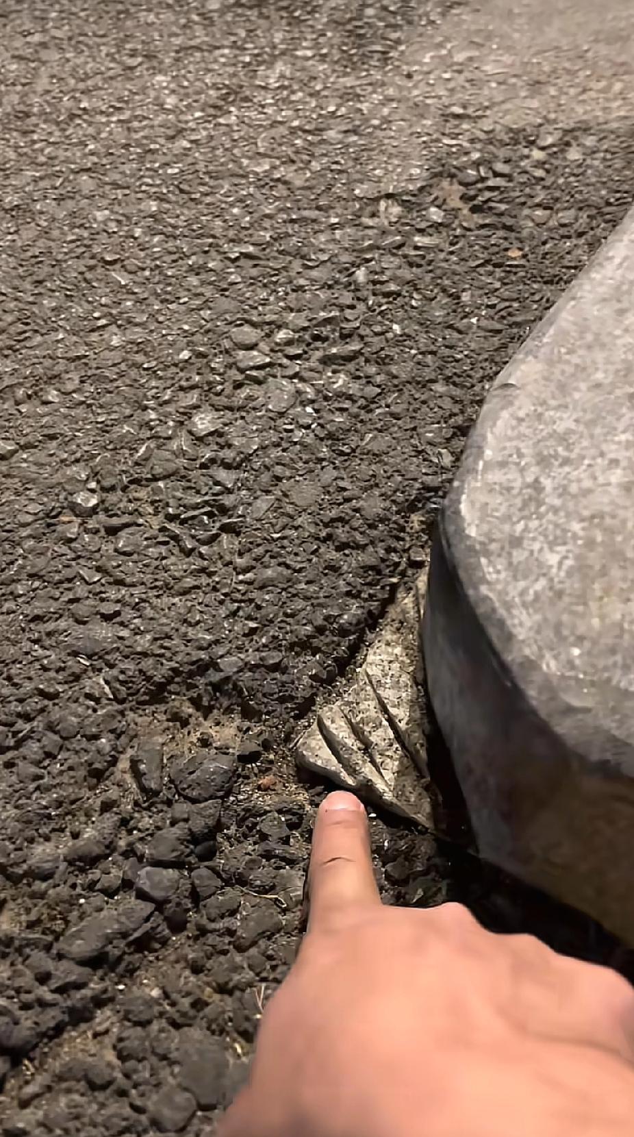 男子骑车路过街边转角处时，差点被扎带摔倒，看清一个细节后，直呼感动了。

山西大