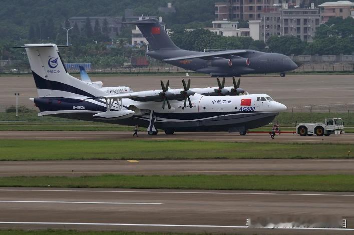AG600 两栖飞机获批量生产许可 成全球最大水陆两用航空器
全球最大两栖飞机进