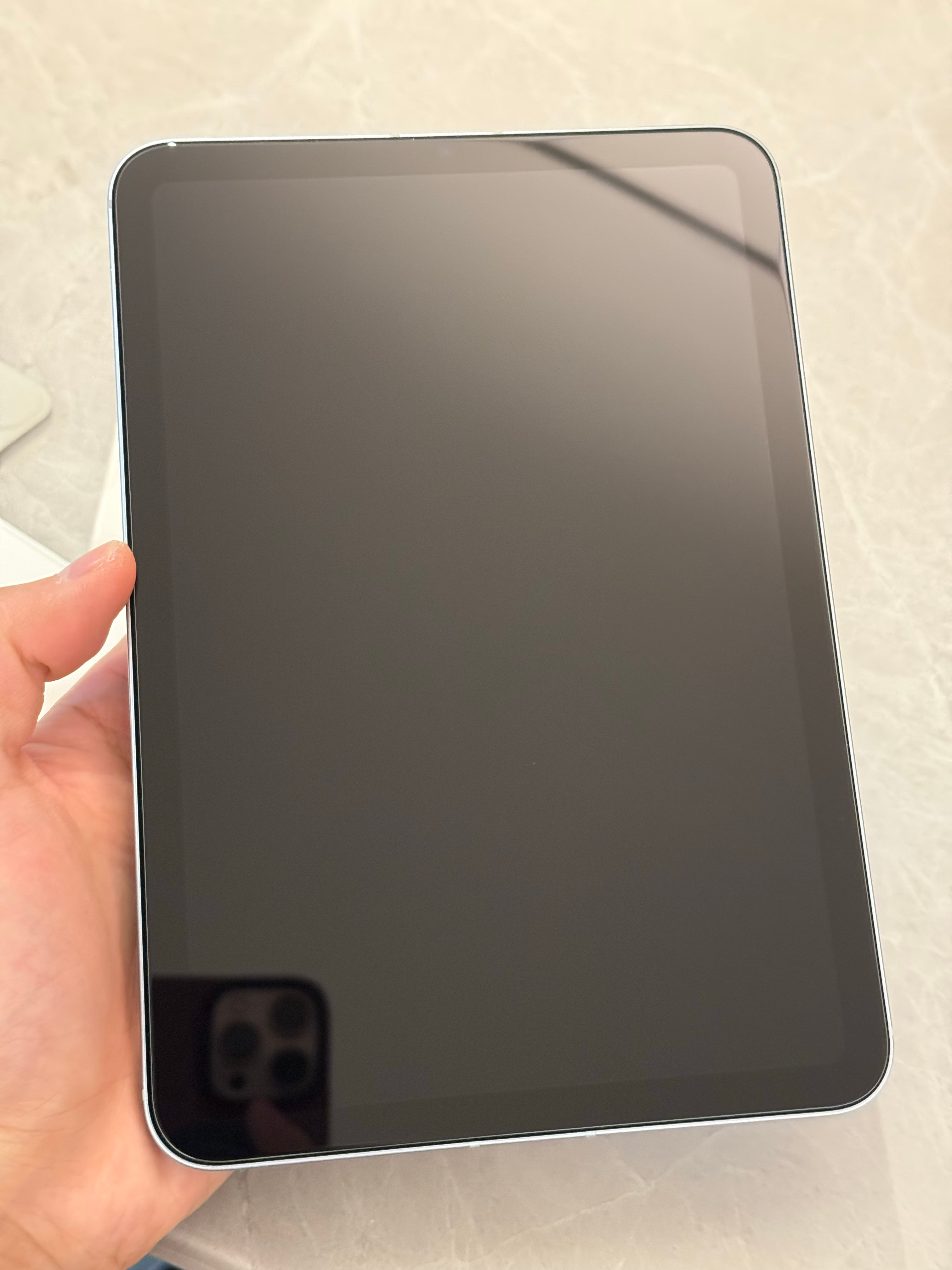 给 iPad mini 贴了个巨完美的钢化膜！蜂窝数据也开好了，应用游戏也都下完