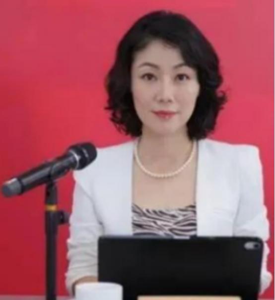 她被称为中国最贵的女秘书！年薪849万，虽已50岁了，还像个少女。这位女秘书就是