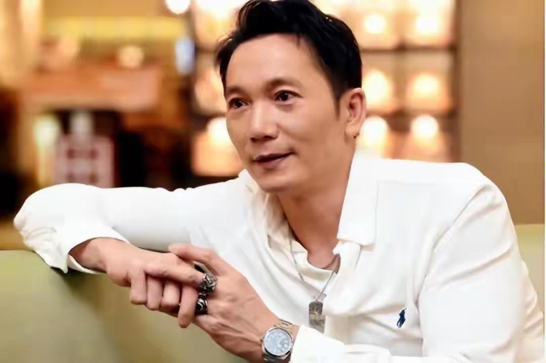 邹兆龙最新发文掏心窝子！聊到有些电影拍完无法上映，就像“一个朋友突然消失”，充满