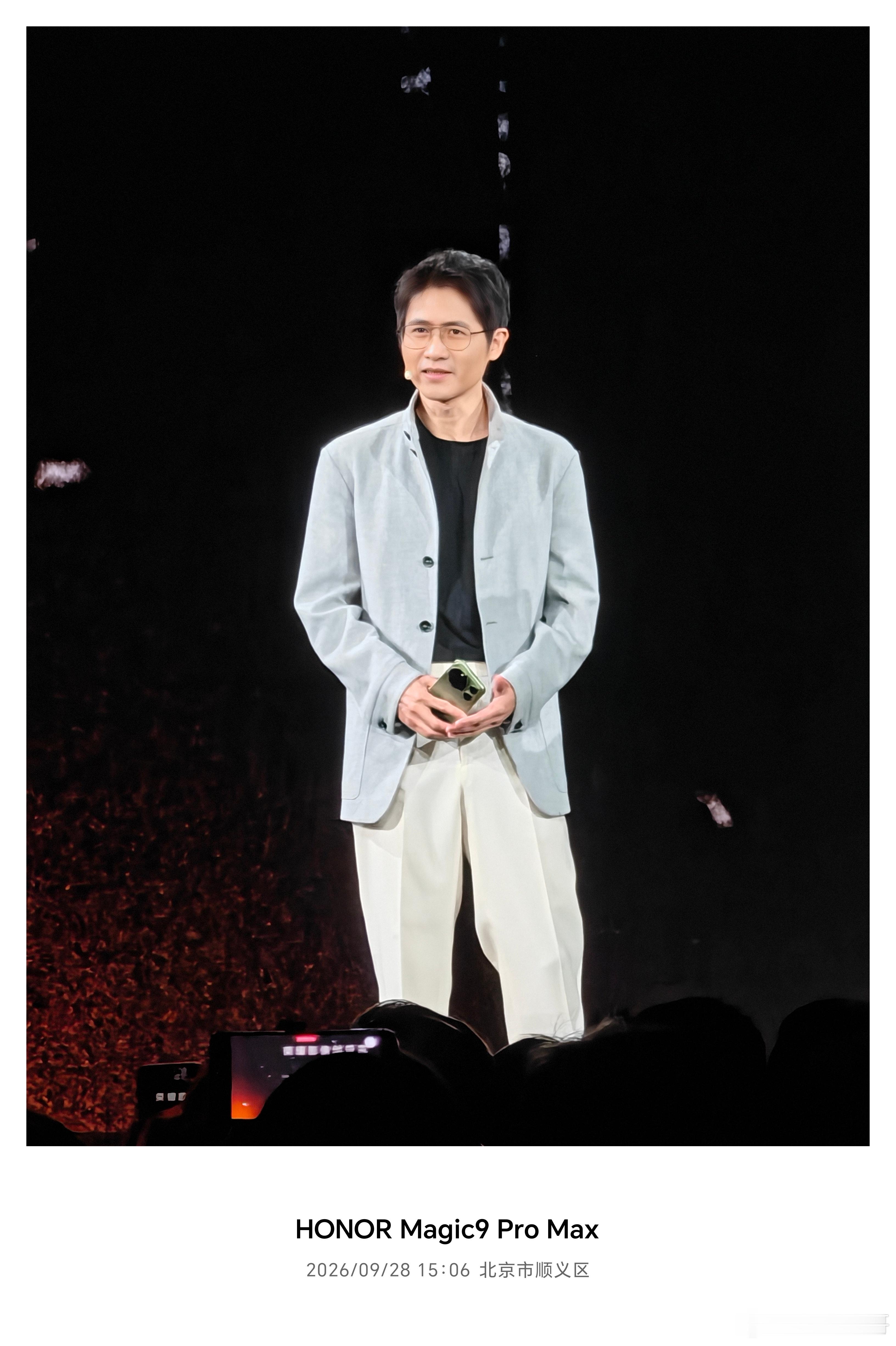 再一次看见韩寒导演，这是我站在发布会最后一排拍的效果，大家感觉如何？荣耀发布会 