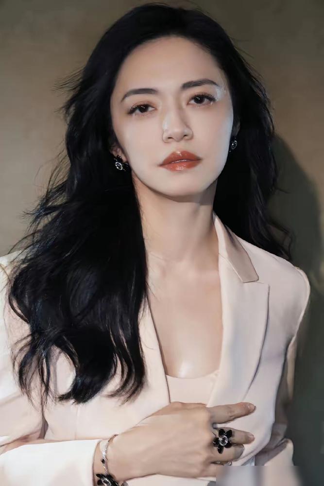 姚晨这女人，真有点东西。同样是离婚，一次把前夫锤到地心，一次却被全网夸体面。
 