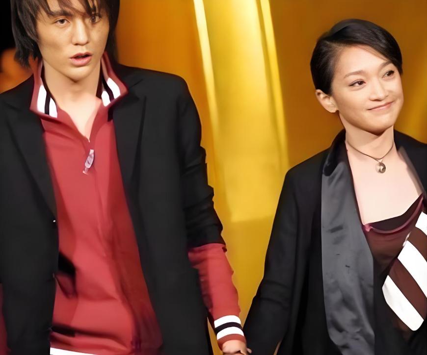 2010年，周迅前男友贾宏声趁父母不注意，从14层一跃而下，父母跑下楼时，他已身