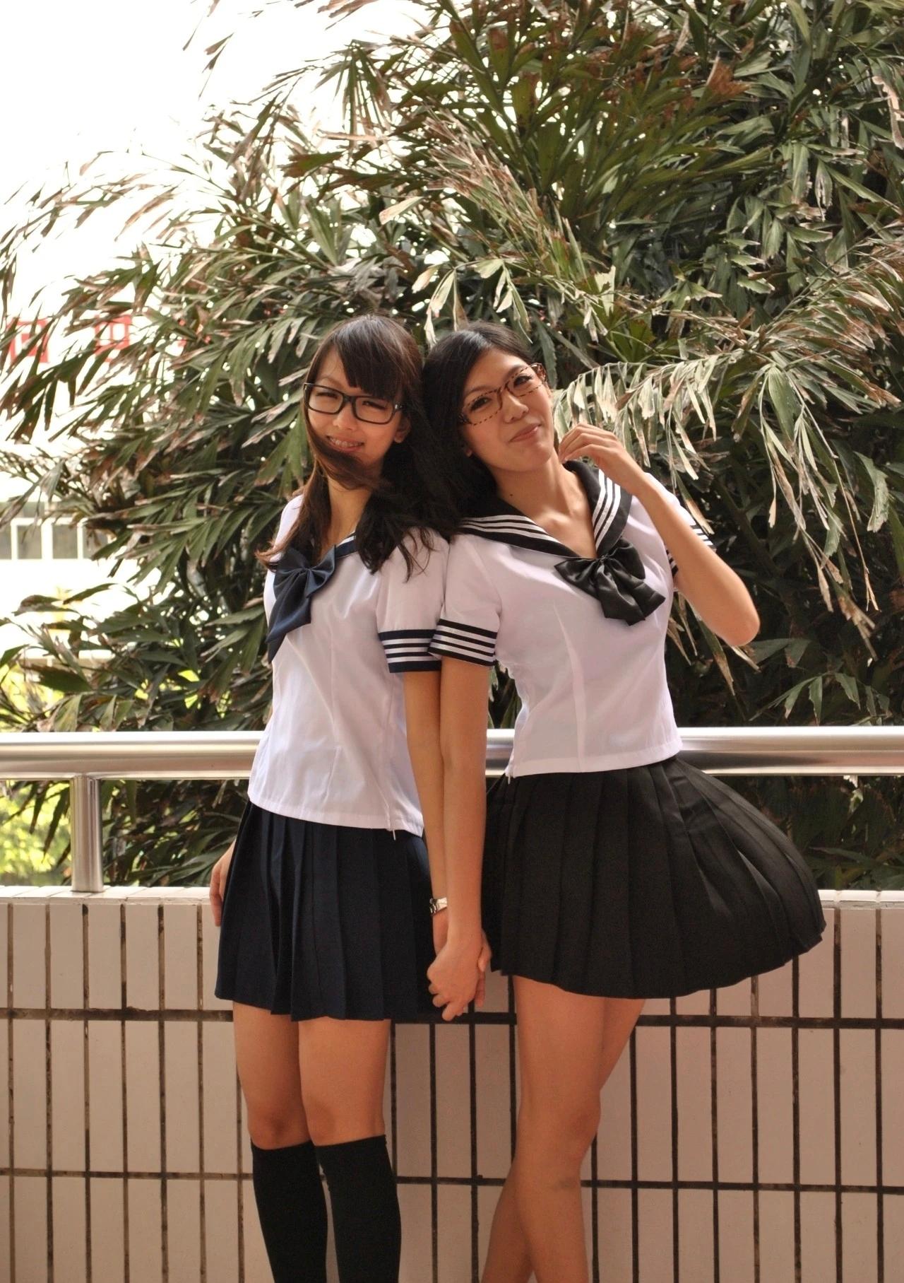 青春洋溢的姐妹花，校园风穿搭，甜美笑容，姐妹情深！💕📸还有两个月毕业季就要来