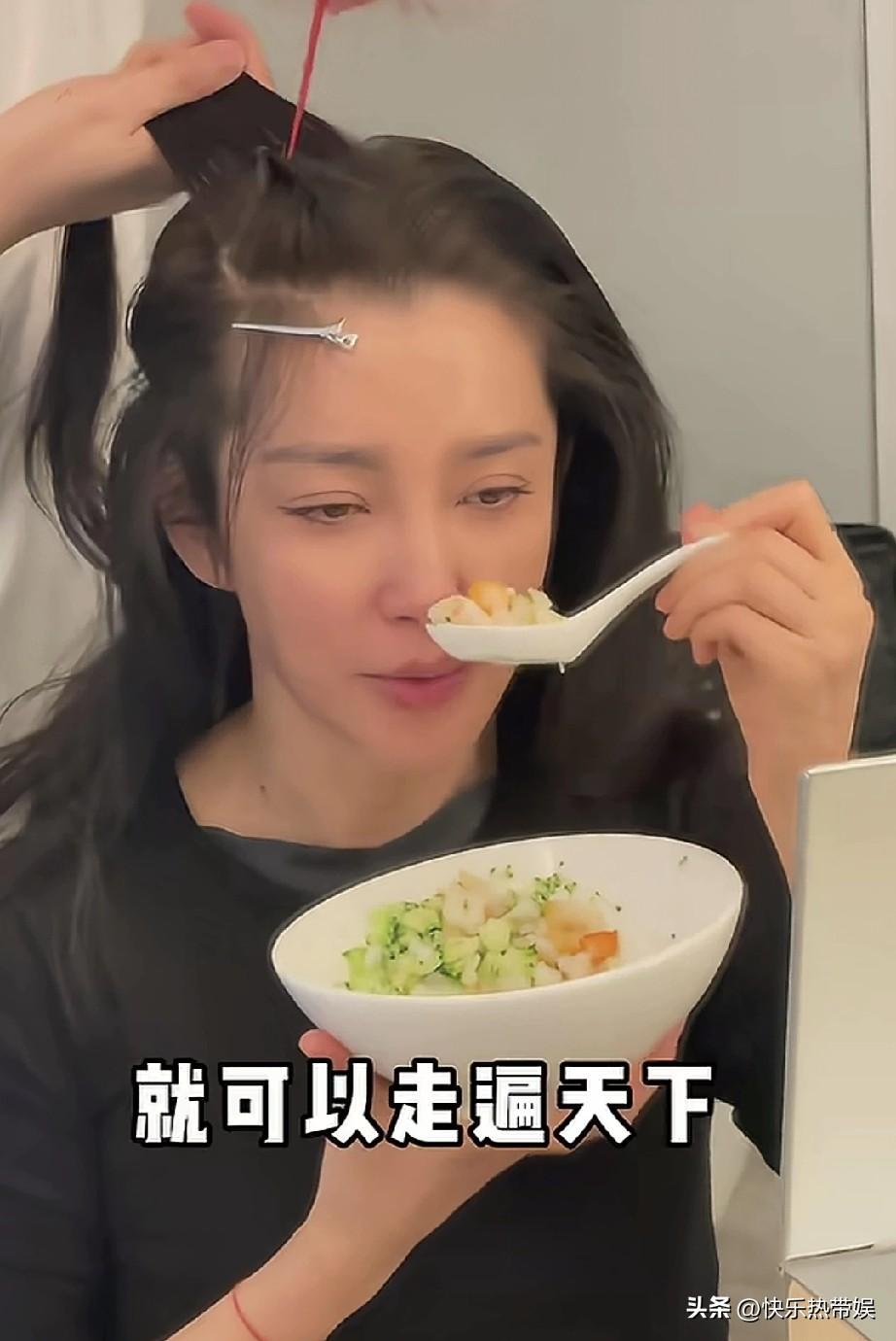 演员李冰冰晒出自己的晚饭
水煮西兰花，虾，还有牛肉块，一点油盐都不放，还说能够吃