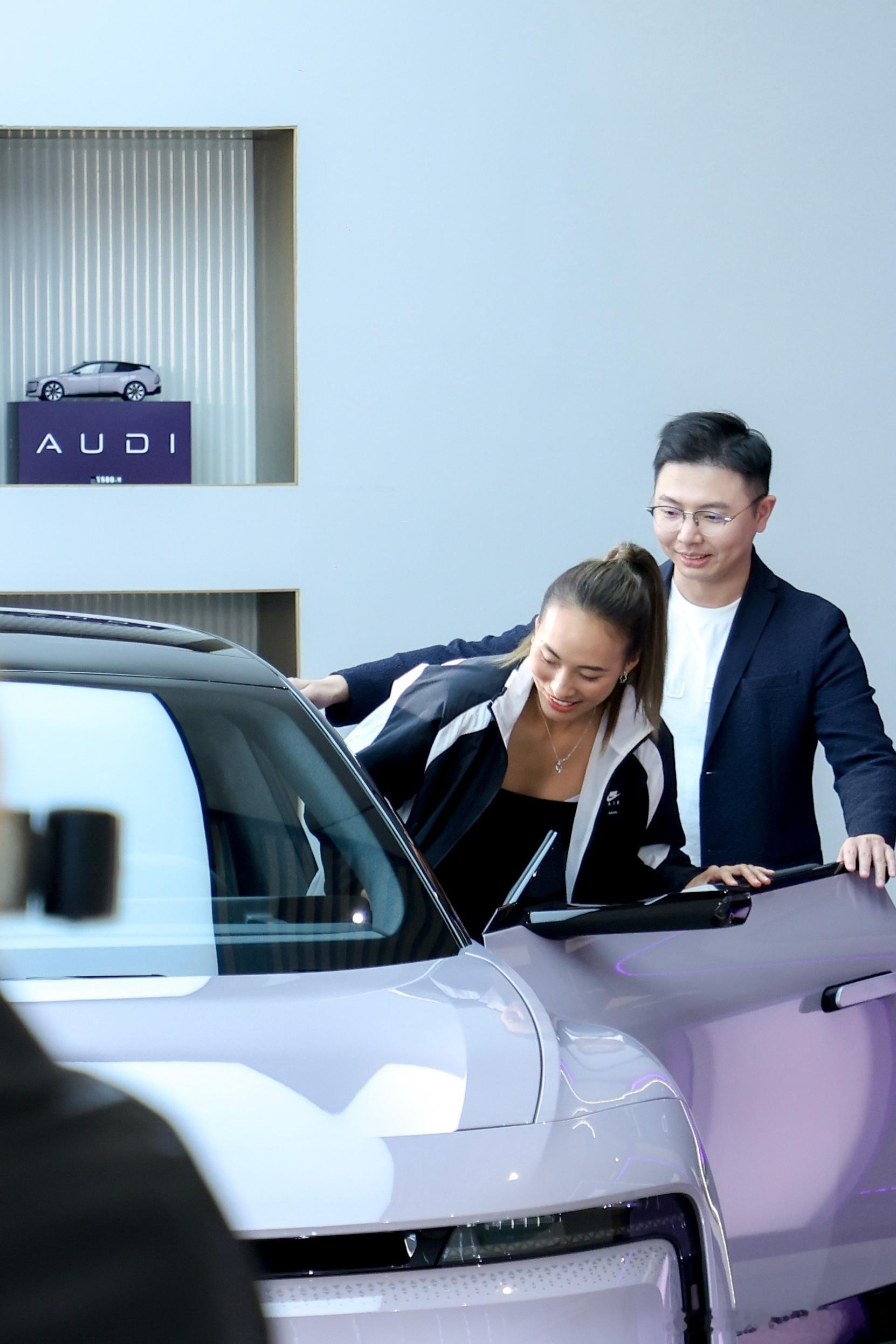 郑钦文代言奥迪后，没想到她竟真成了奥迪E5车主。她购车过程超认真，从外观就挑花了