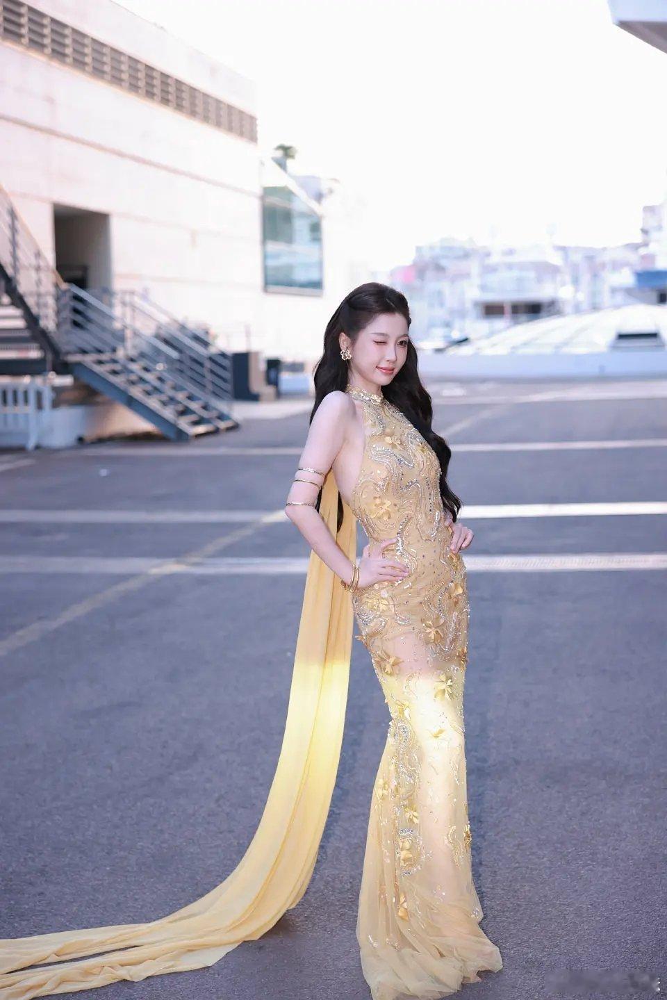 可以用意气风发四个字来形容虞书欣了 