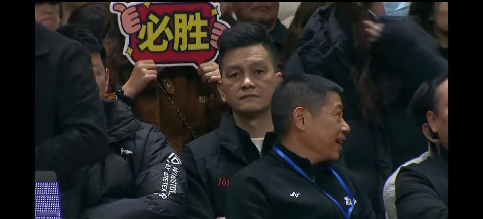 温州队娄指导出现在台州vs杭州这场比赛的观众席上。据说娄指导给出的说辞是:“元旦