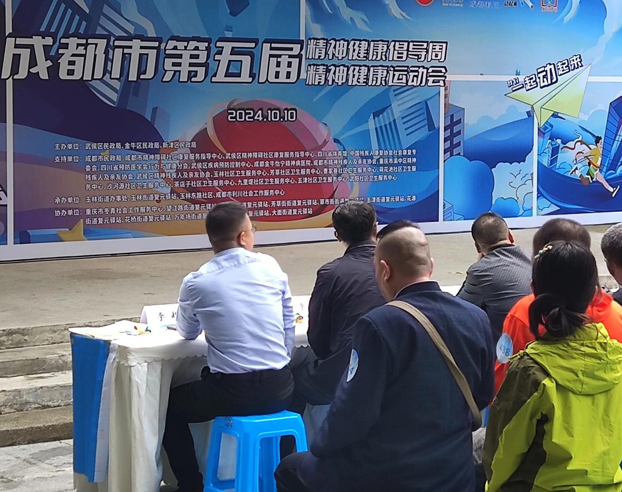 偶尔留心身边事，社会关爱受感动，人人有爱心，处处有关爱。我们这个社会，很温暖。[