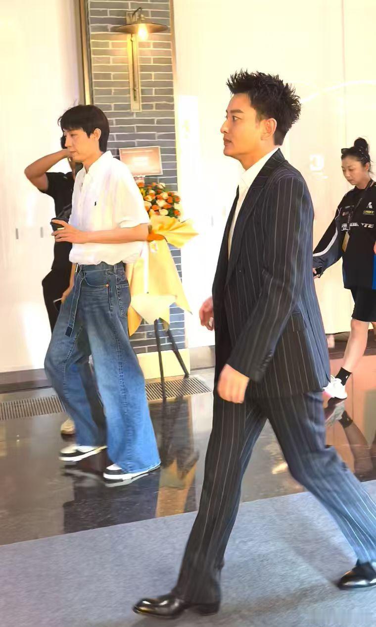 余承东与一众大咖碰面畅聊余承东上海交付新车哇哇哇，下午刚说怎么这么多明星过来了，