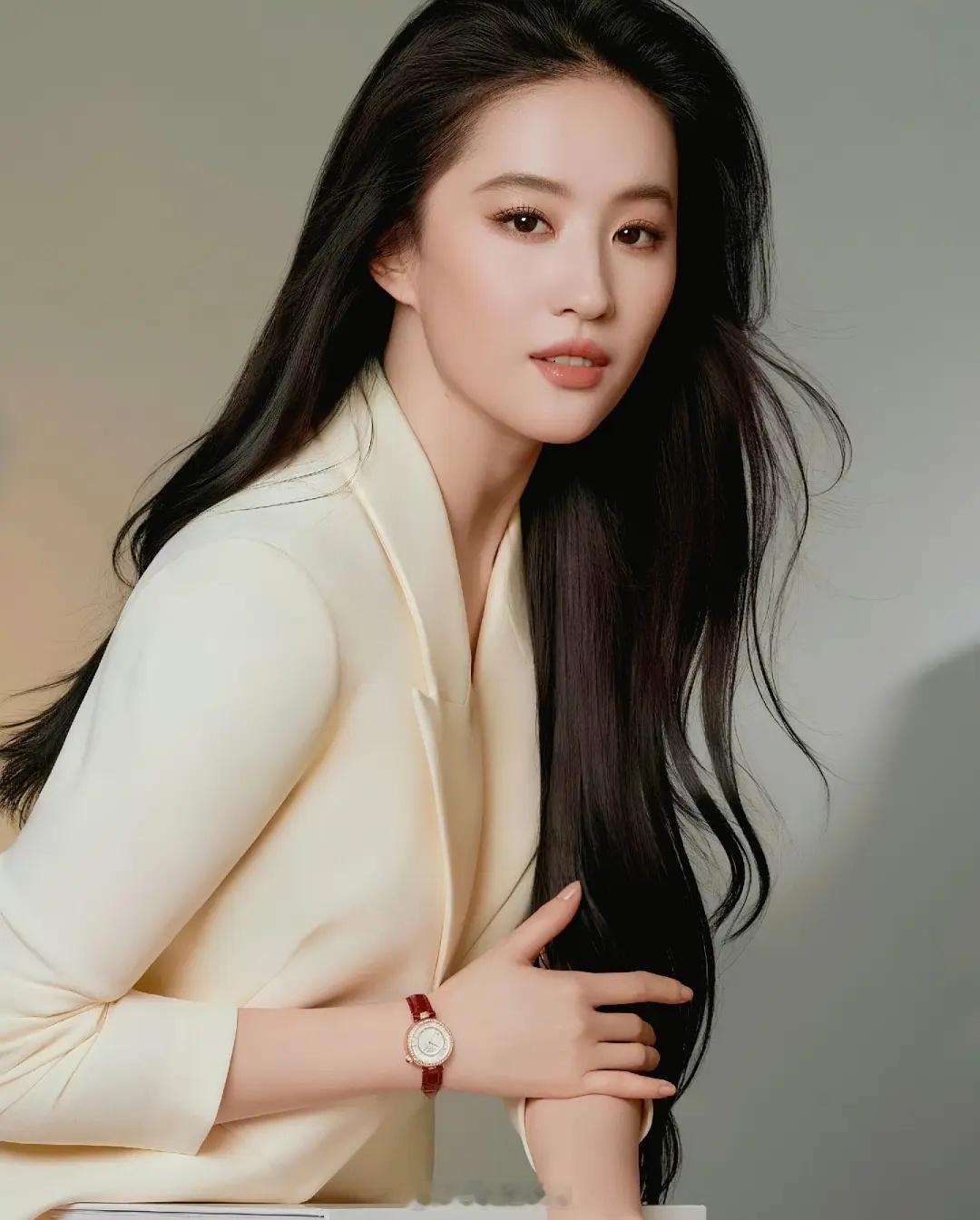 刘亦菲的天梭每次拍的都很好 让人注意力都在脸上了 