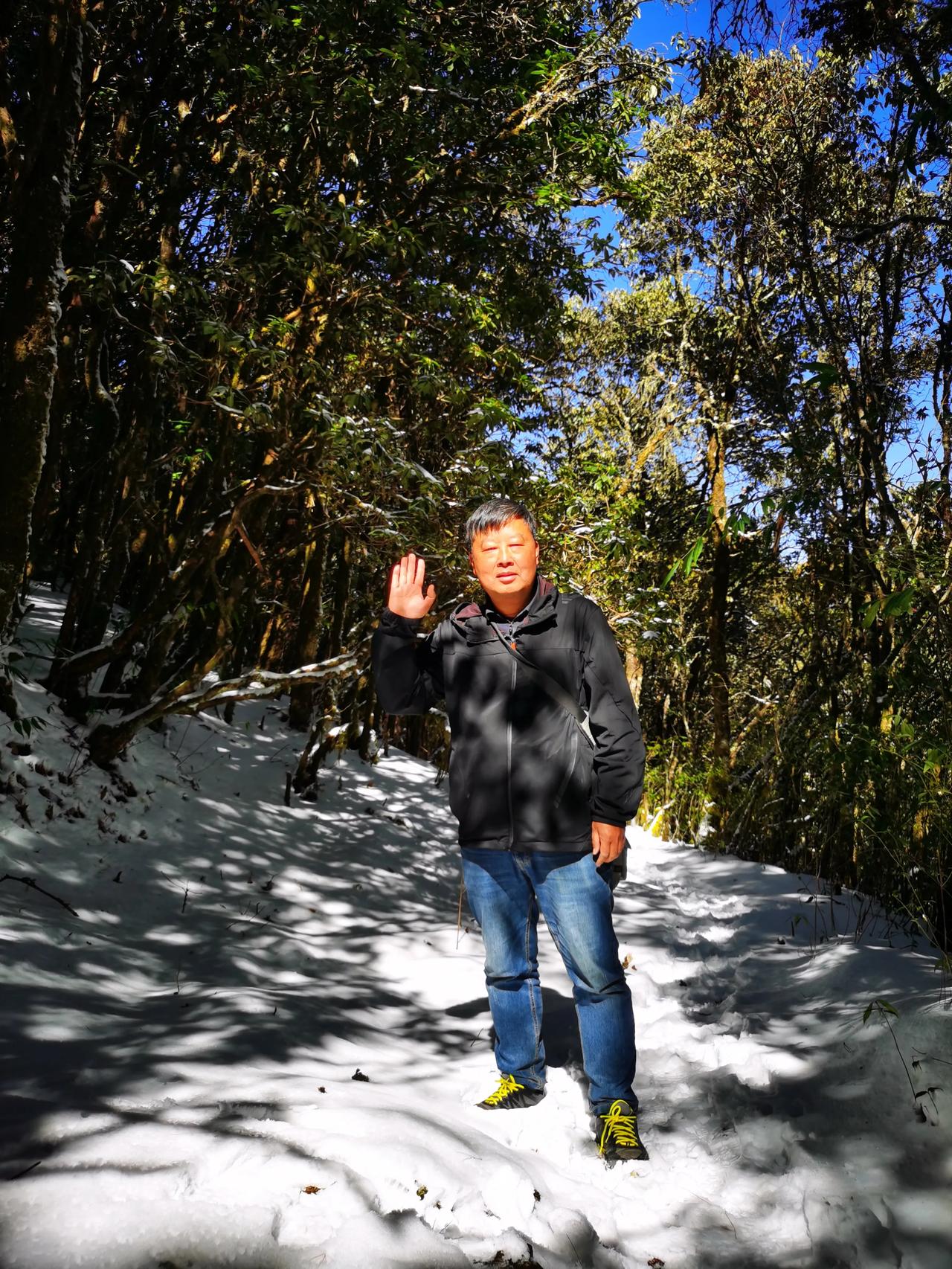 离开热乎乎的“狗窝”，穿越鸡足山雪原林海，攀山过水，从鸡足山悉檀寺出发，沿着徐霞