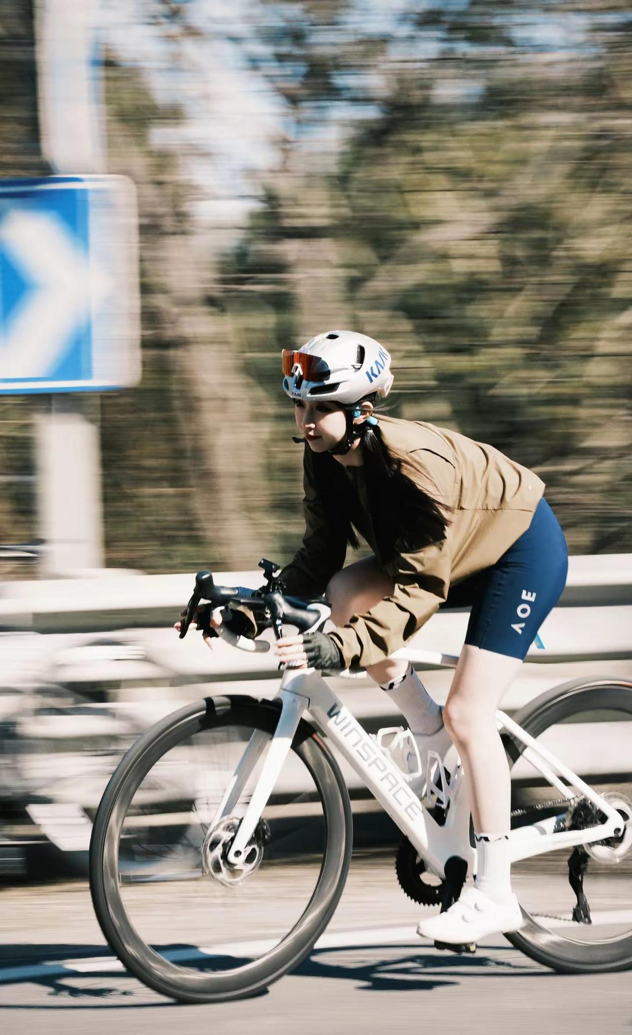 骑行在路上，自由在心中！🚴‍♀️🌿风驰电掣的感觉，追风少年的你[玫瑰]女孩最