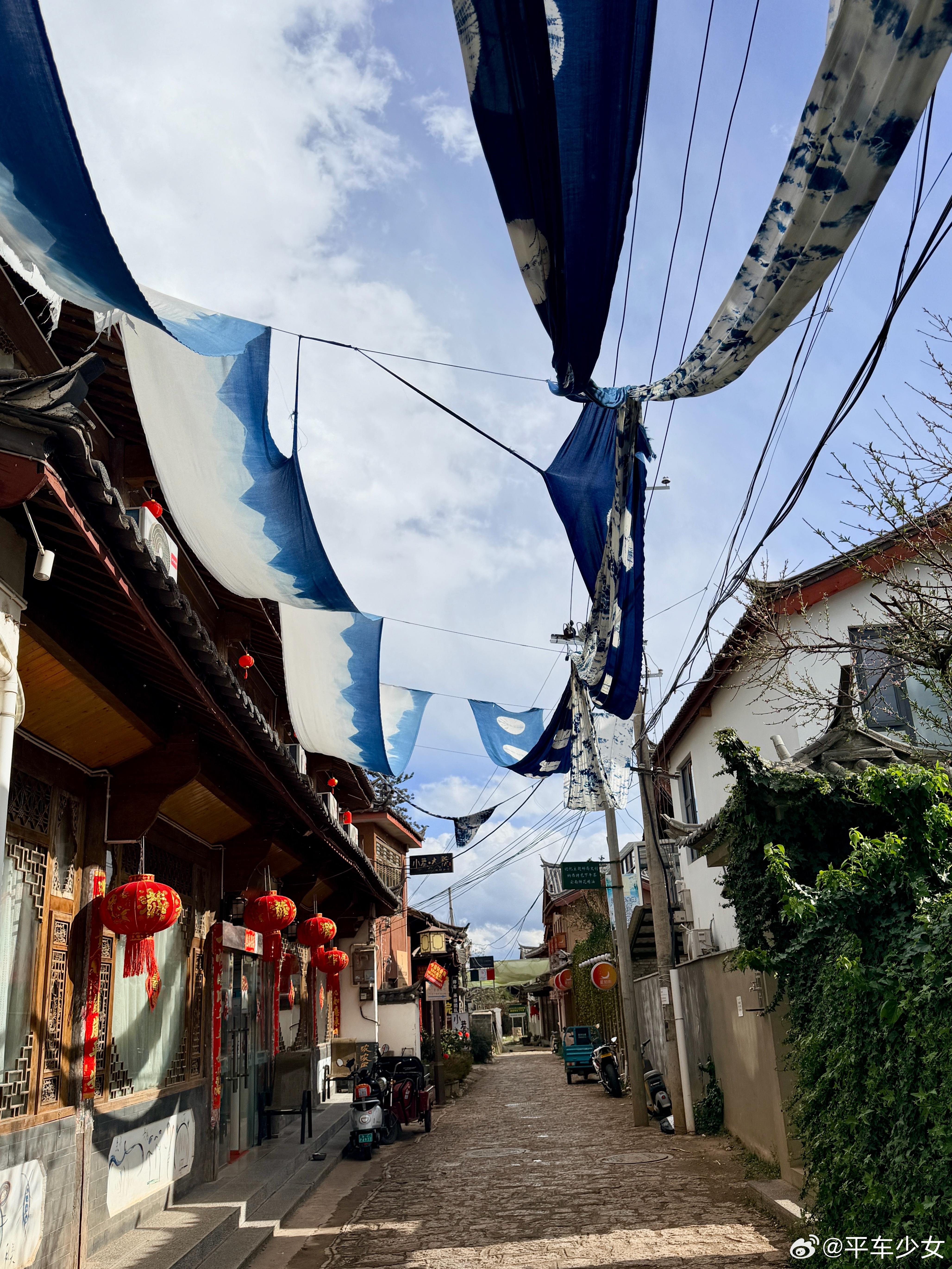 来丽江啦！出门很幸运的拍到了彩虹🌈，vivo这次安排的酒店很不错，在房间就能拍