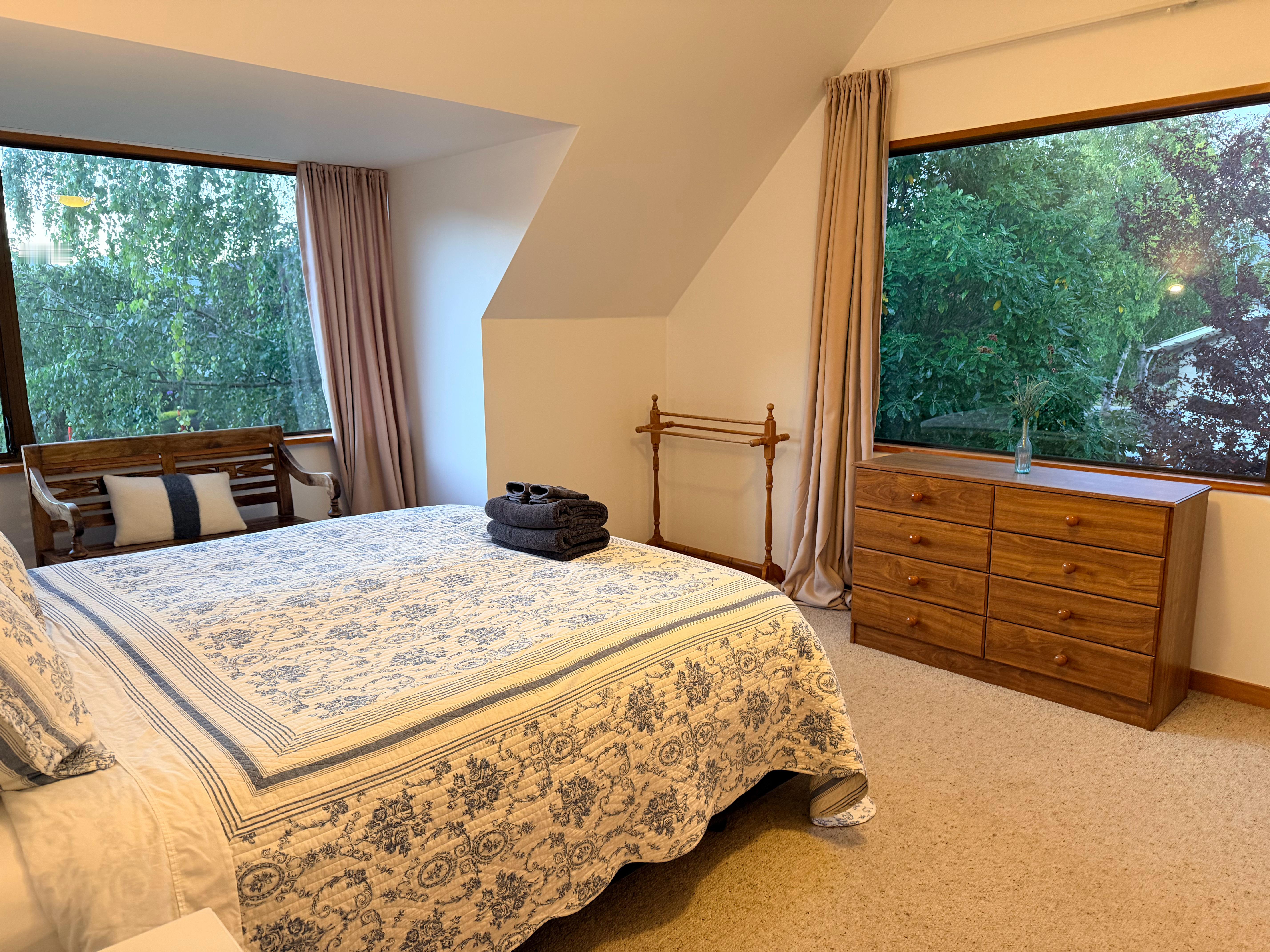 到Wanaka了！这次订的民宿是所有里最便宜的，三个房间三个卫生间，开车4分钟到