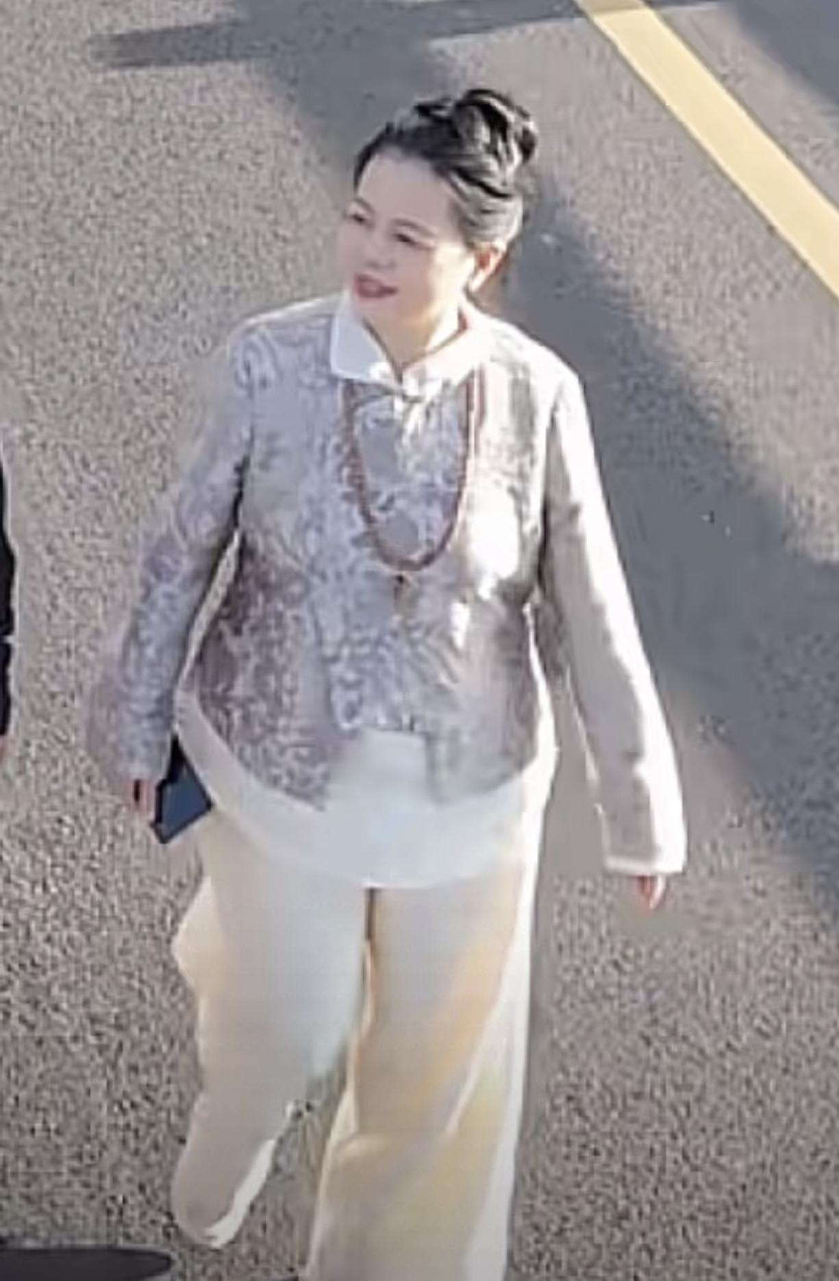 姐姐们家人们晚上好啊；朋友们，金秋十月，许姚夫妇走进大自然。镜头里的他们，精神抖