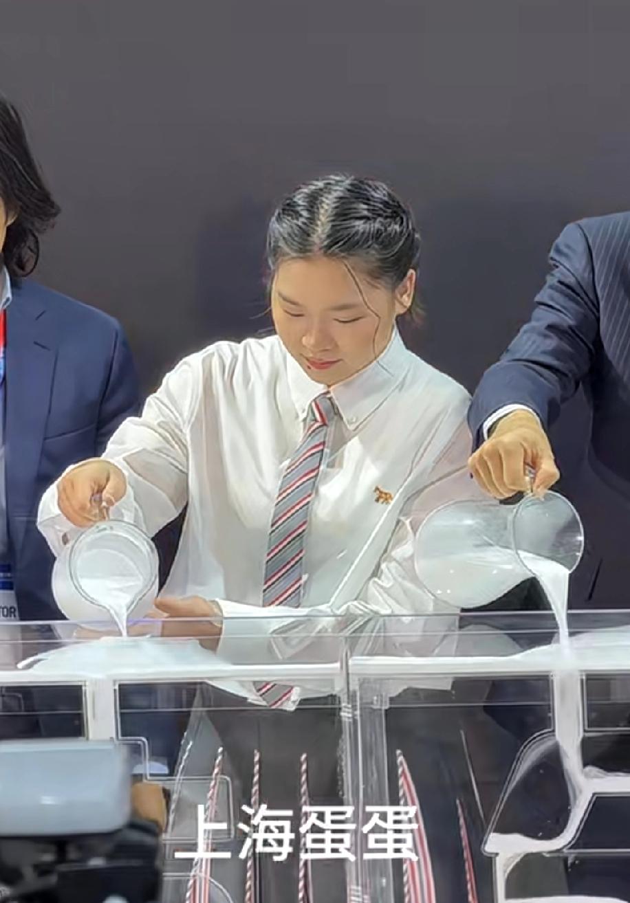 这才是该追的明星，全红婵一打扮，差点看不出来了。

这天的她编着麻花辫，穿着白衬