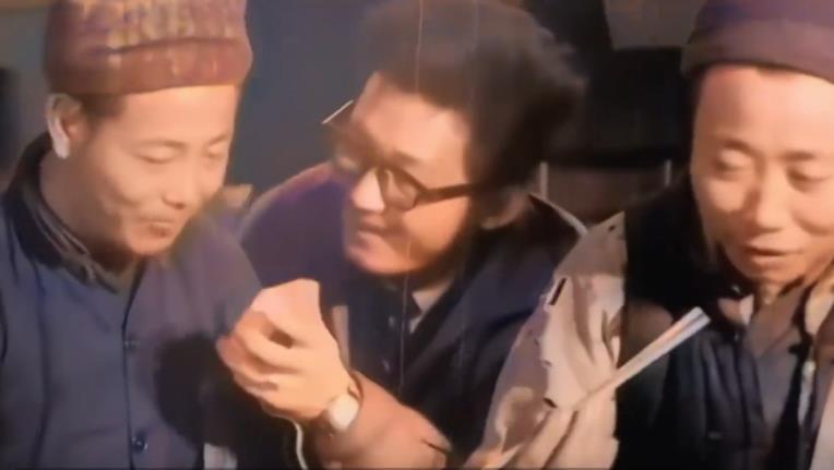 1963年春节前夕，浙江15位渔民遭遇风暴迷航，漂流至台湾。本以为处境凶险，却受