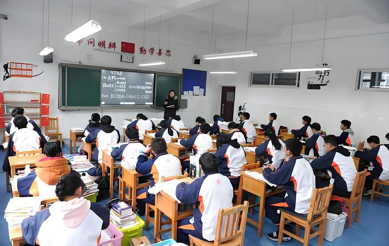 初三学生如何最快地提高成绩?很多初三学生天天熬夜刷题、报满补习班，成绩却纹丝不动
