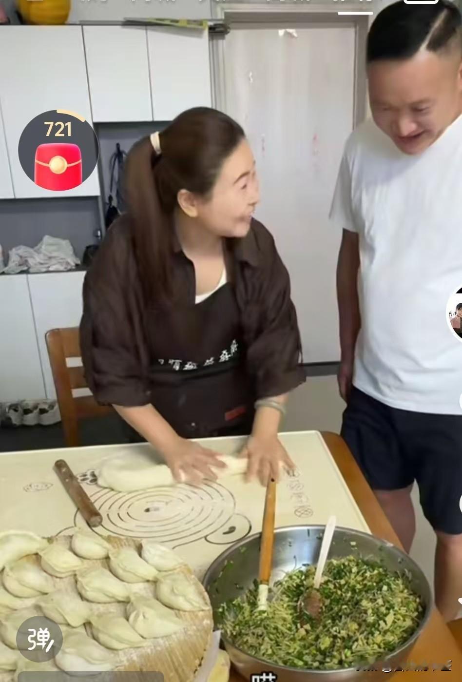 最是烟火慰平生
       这样多好，欣欣姐姐一大早起来给孩子爸爸包饺子，当初