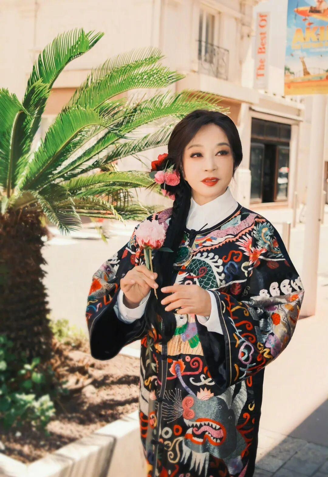 外国街头惊现74岁刘晓庆

国风穿搭亮相，青春活力不减当年！

昨日，74岁的刘