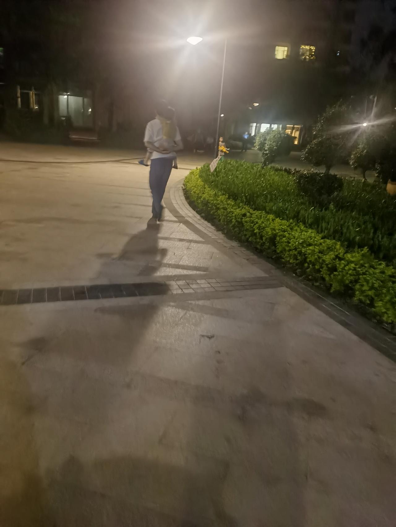 傍晚身上背着孩子的父亲！场面多温馨！看到此情此景，我赶紧用手机拍下来，虽然不是什