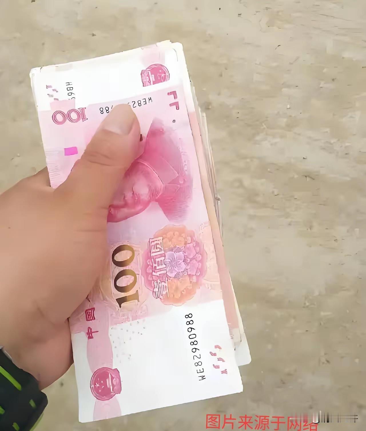 “天地良心！”上海，男子上门给一老人开锁，开完，老人塞给他一个袋子，他打开瞬间惊