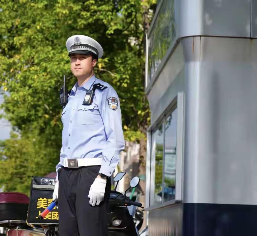 近日，杭州临平区一位身高1.99米的交警刘洋因早高峰执勤视频走红网络。他曾是拥有