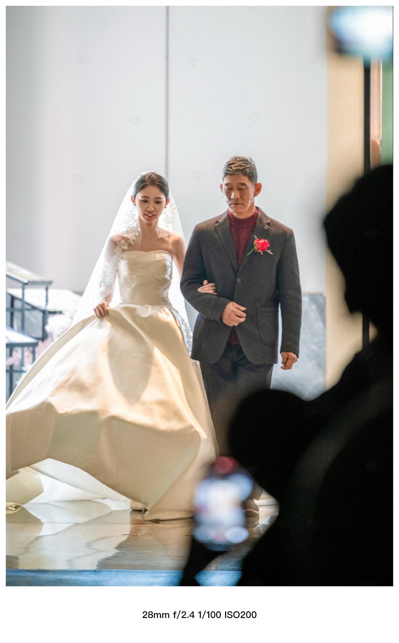 【不舍与憧憬】婚礼上的动容瞬间，老父亲对小棉袄的不舍、女儿对未来美好生活的憧憬和