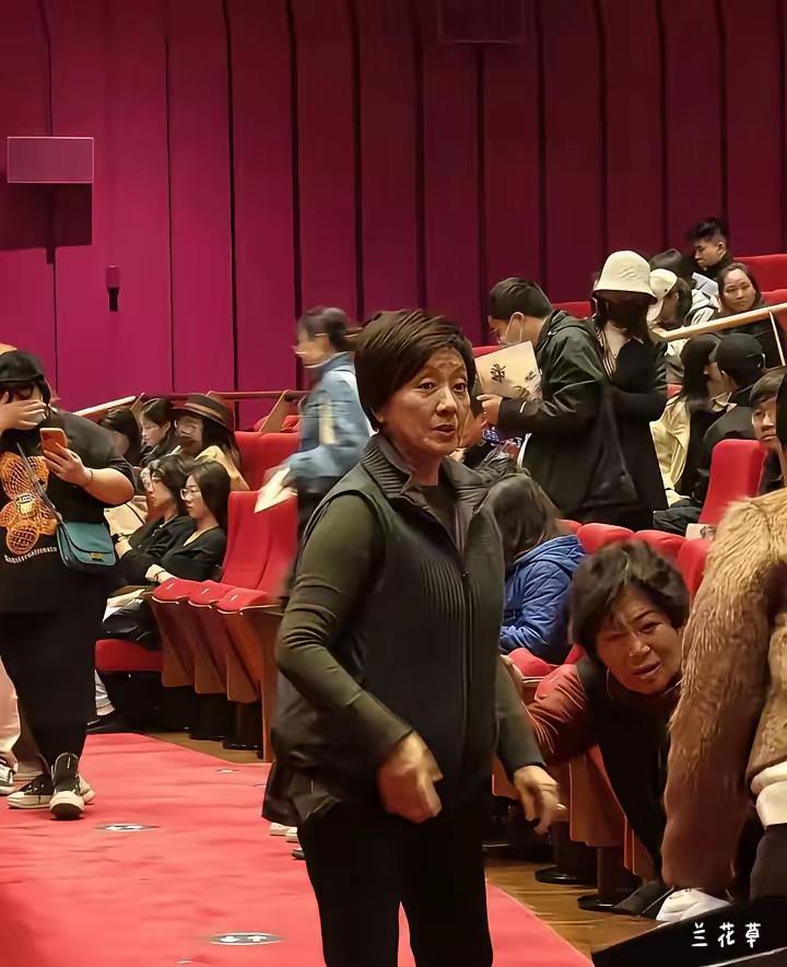 也许是拍摄角度以及光线的问题，邓婕看去衰老明显。  
喜欢那个未见其人却先闻其声