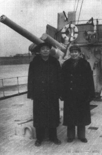 1953年，杨尚昆与叶子龙在军舰上