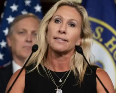 现在特朗普真的是众叛亲离了，不仅民主党公开反对他，就连共和党自己人都在背后捅特朗