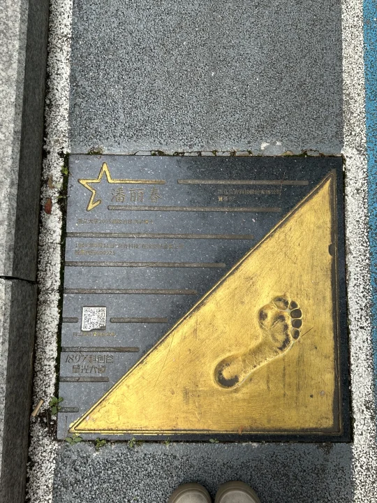 才发现门口的🧱暗藏玄机