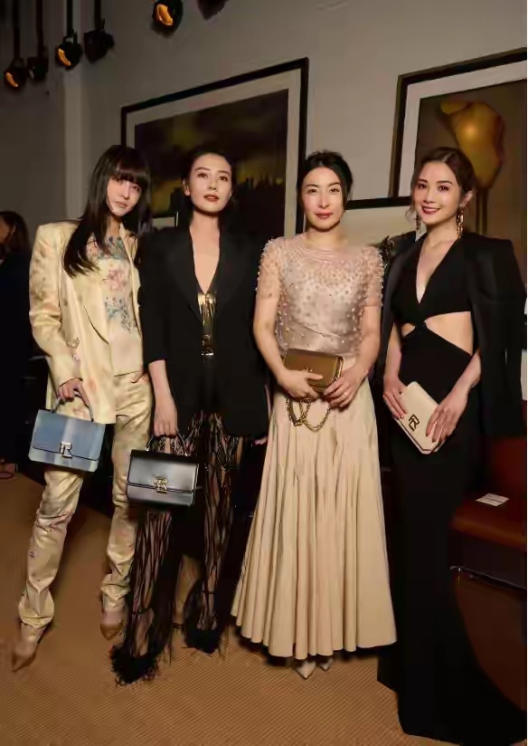 郭晶晶中式长裙惊艳，因为c位，从不穿暴露礼服却艳压群芳 ​​​