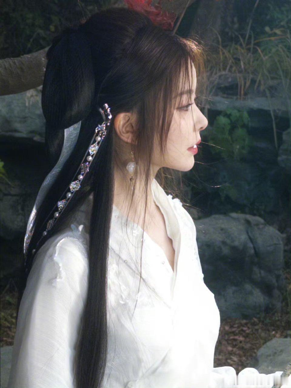 陈卓璇清冷古风美人 白纱覆身+墨发垂腰，陈卓璇这造型直接封神！逆光回眸自带破碎感