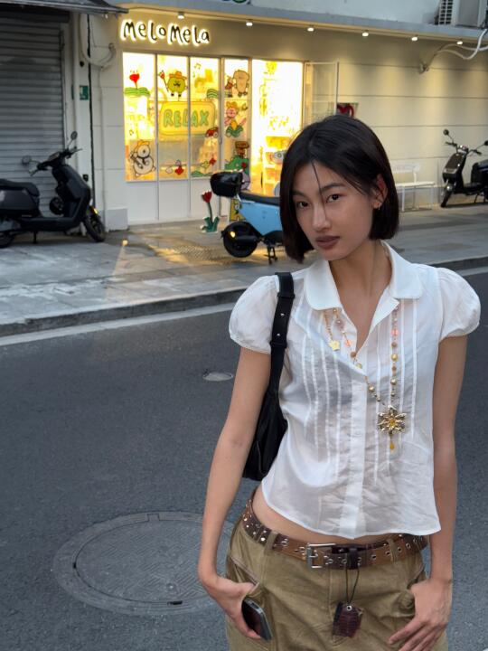 今年夏天的白衬衫女孩