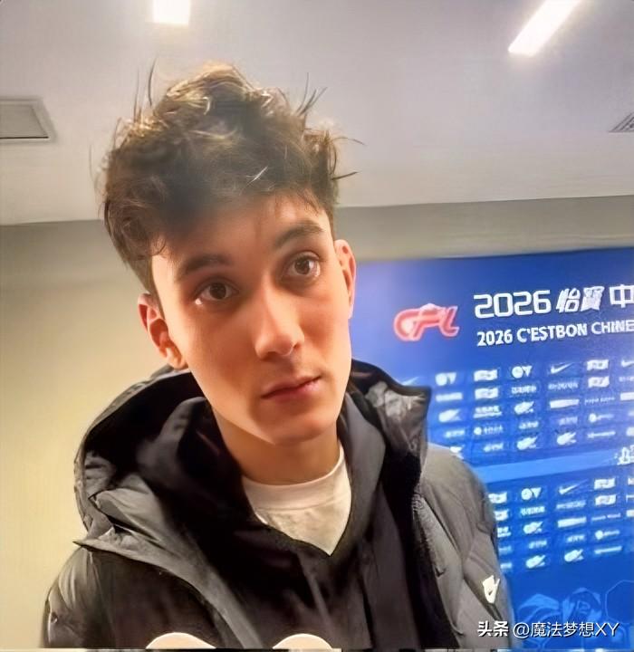 大家发现没？
取得赛季首粒进球后，
拜合拉木并没有表现的
很开心！

昨晚的中超