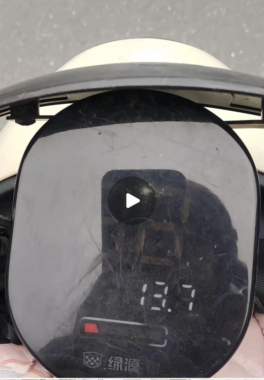 昨晚铁塔充1块5，仪表盘满电。骑了12公里就没劲了，硬推了3公里到单位。我现在学