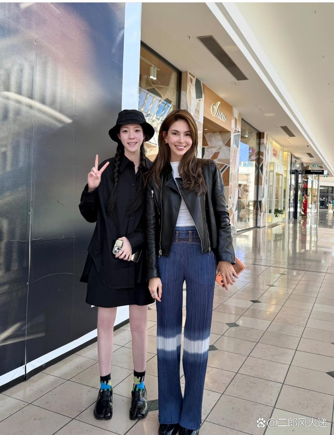 昆凌，裤子好有特点，好想拥有一条。 